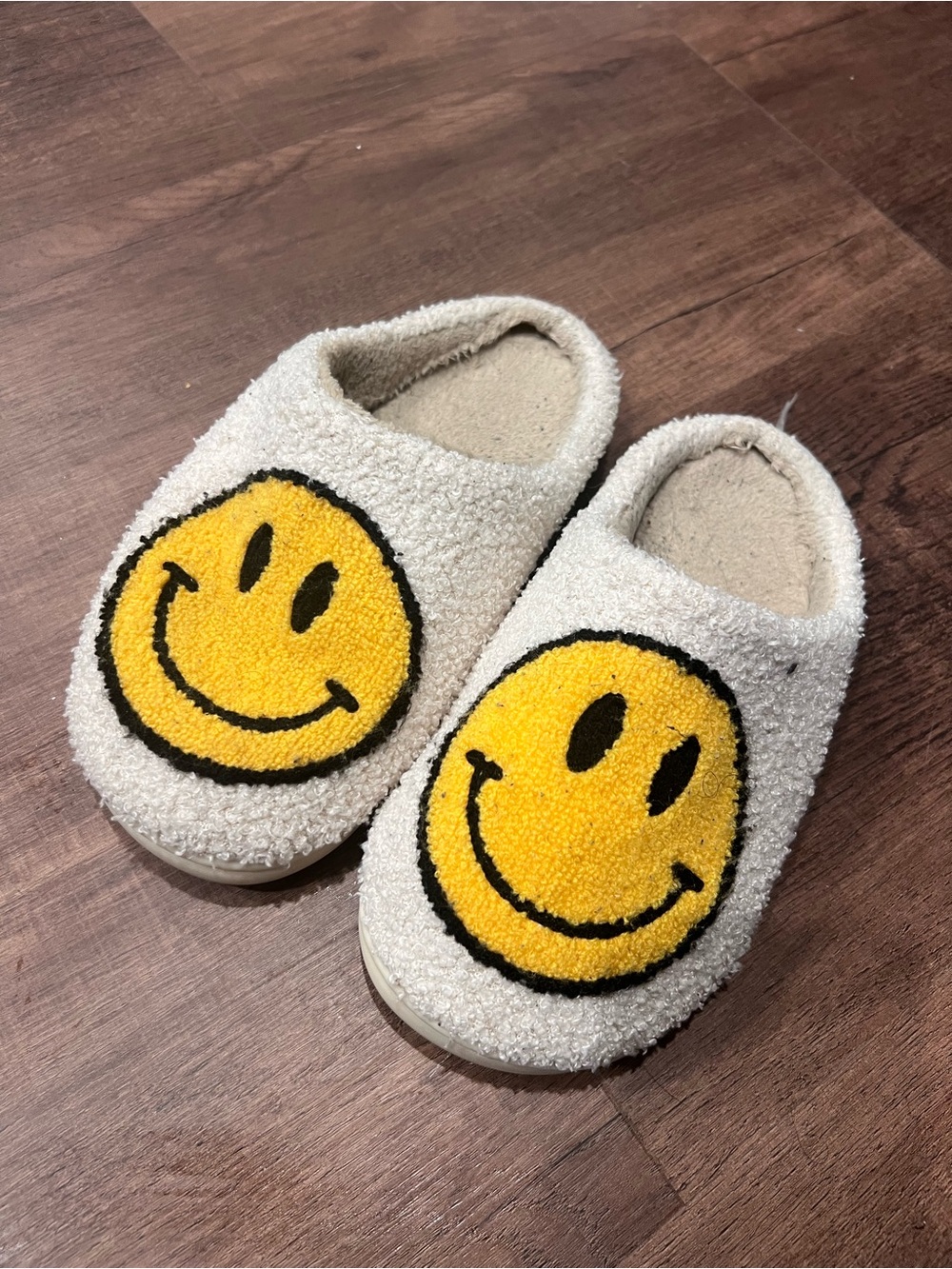 Well Worn Slippers - Women’s Smiley Face 9-10